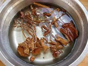 茶树菇土鸡汤