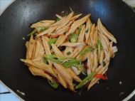 青红椒炒腐竹