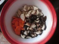 蘑菇胡萝卜溜肥肠