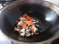 蘑菇胡萝卜溜肥肠