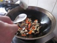 蘑菇胡萝卜溜肥肠