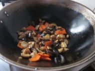 蘑菇胡萝卜溜肥肠