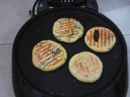 麻香玉米面红糖馅饼