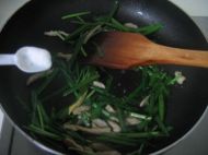 韭菜蛋皮炒肉丝