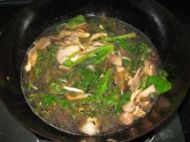 红根菠菜荠菜磨菇汤