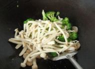 虾仁炒西兰花香菇