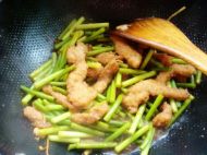蒜薹炒鸡柳