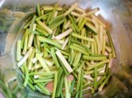 黄豆芽炒蒜薹