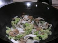 蘑菇炒菜花