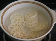 黑木耳莲藕鲫鱼汤