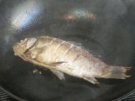 黑木耳莲藕鲫鱼汤
