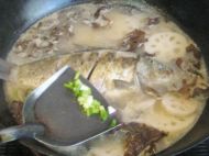 黑木耳莲藕鲫鱼汤