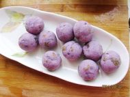 酸奶紫薯芝麻球