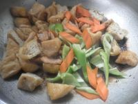 青椒炒油豆腐泡
