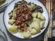 肉酱拌土豆茄子