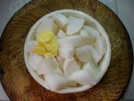 腊味乳鸽炖萝卜