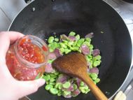 腊肠炒蚕豆