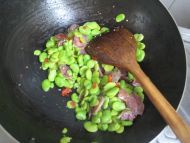 腊肠炒蚕豆