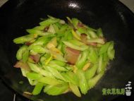 腊肉炒芹菜