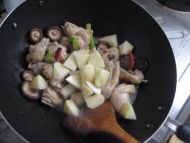 土豆香菇烧鸡块