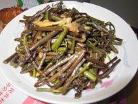 肉丝炒蕨菜