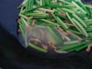 猪皮炒蒜苗