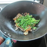 猪肉蒜苔炒油豆腐