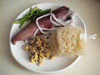 蚬肉鲜鱿米粉汤