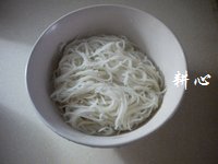 蚬肉鲜鱿米粉汤