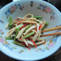 凉拌香芹豆腐丝