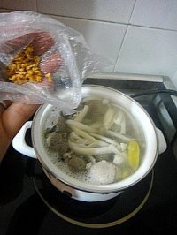 蟹味菇牛肉丸汤