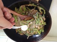 芹菜肉丝炒粉