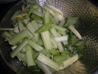 芹菜炒脆骨