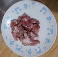 黑猪肉炒蒜苔