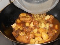 鸡腿炖土豆