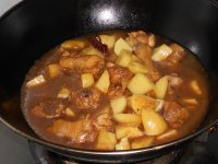 鸡腿炖土豆