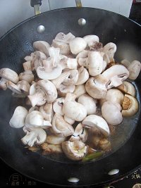 蘑菇红烧肉