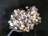 肉片炒草菇