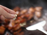 菠萝黑米汁烧肉