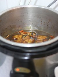 菠萝黑米汁烧肉