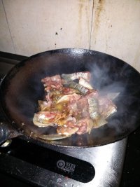 鱼头鱼尾巴鱼肠煮萝卜丝