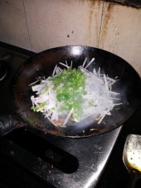 鱼头鱼尾巴鱼肠煮萝卜丝