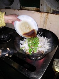 鱼头鱼尾巴鱼肠煮萝卜丝
