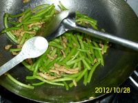 瘦肉炒茼蒿梗
