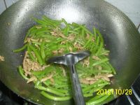 瘦肉炒茼蒿梗
