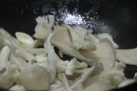 荠菜炒蘑菇