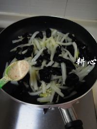 黑木耳炒大白菜梗