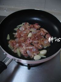 芥蓝头炒鸡腿肉