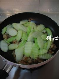 芥蓝头炒鸡腿肉