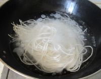 开洋葱油拌面